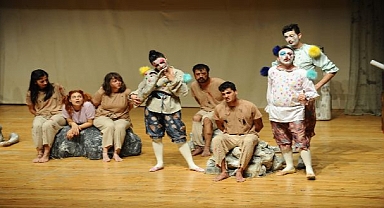 Karşıyaka Belediye Tiyatrosu “Vahşi Komedi” İle Perde Açtı