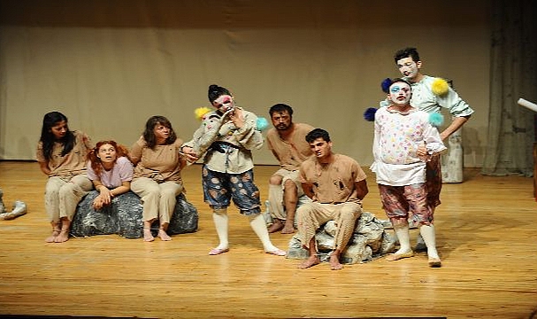 Karşıyaka Belediye Tiyatrosu “Vahşi Komedi” İle Perde Açtı