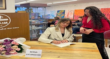 Berna Vatansever’in imza gününe büyük ilgi!
