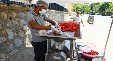 Efes Selçuk’ta salçalar ailece hazırlanıyor