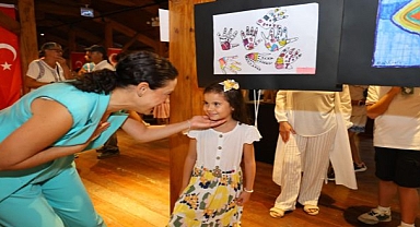  Efes Selçuk’un çocuklarından barış çizgileri