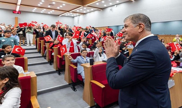 Başkan Tugay gençleri ve çocukları ağırladı