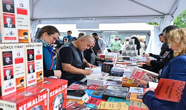 Tahsin Hasoğlu’ndan İZKİTAP’ta kahkaha dolu gece