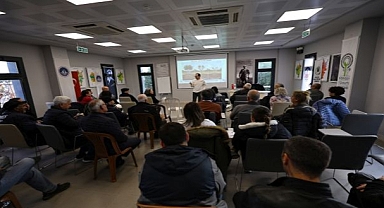 Efes Selçuk’ta zeytin budama eğitimi düzenlendi