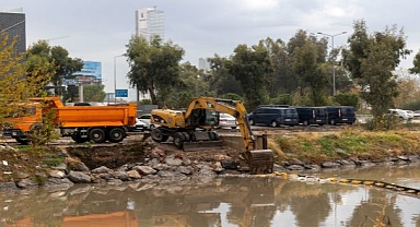İzmir Büyükşehir Belediyesi ekipleri sağanak yağış ve fırtına nedeniyle seferber oldu