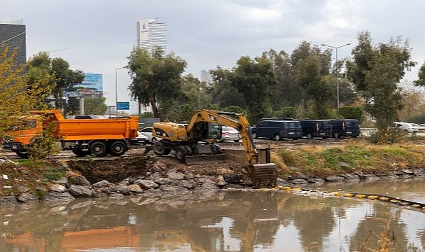 İzmir Büyükşehir Belediyesi ekipleri sağanak yağış ve fırtına nedeniyle seferber oldu