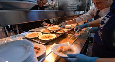 İzmir’de bir tabak yemekle hayatlar ısınıyor