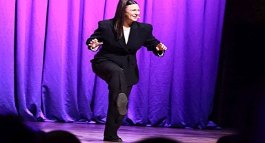 Yasemin Sakallıoğlu, İzmirlileri kahkahaya boğdu