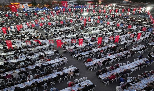 Efes selçuk’ta iftar sofrası dayanışma ile kuruldu