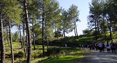 Gençler baharı Efes-Mimas Yolu’nda doğayla karşıladı