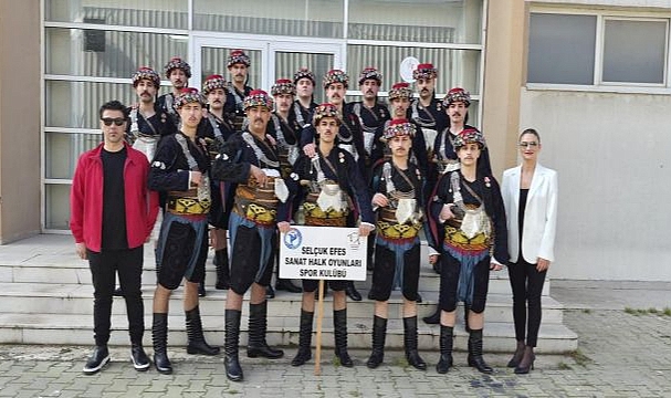 Selçuk efes sanat halk oyunları ekibi izmir il yarışması'nda üçüncü oldu