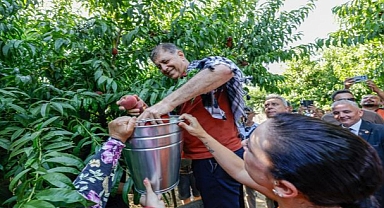 Selçuk’ta Şen Şeftali Şenliği üreticiye umut oldu