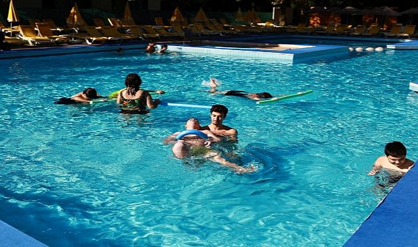 Efes Selçuk’ta engelsiz çocukların kulaçları geleceğe uzanıyor