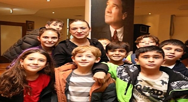 Efes selçuk’ta eğitim dayanışması büyüyor: öğrencilere ve ailelere destek sürüyor