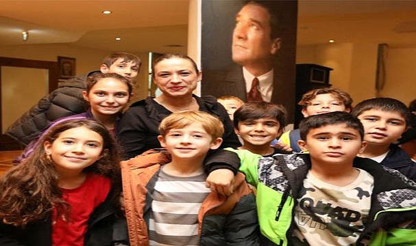 Efes selçuk’ta eğitim dayanışması büyüyor: öğrencilere ve ailelere destek sürüyor