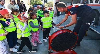 Efes Selçuklu miniklerden itfaiye haftası’nda anlamlı ziyaret